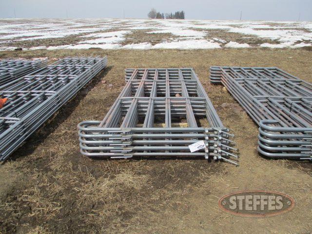 (10) interlocking portable corral panels,_1.jpg